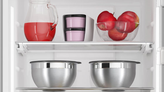 Bandeja retráctil y abatible, posición de la bandeja en forma normal con el refrigerador BFX60