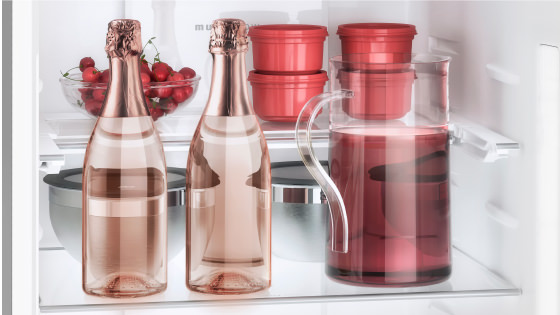Bandeja retráctil y abatible, posición de la bandeja en forma normal con el refrigerador BFX60