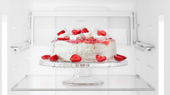 Bandeja retráctil y abatible, posición de la bandeja en forma normal con el refrigerador BFX60